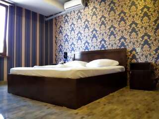 Отель Green Garden Hotel Ереван Двухместный номер с 1 кроватью и собственной ванной комнатой-4