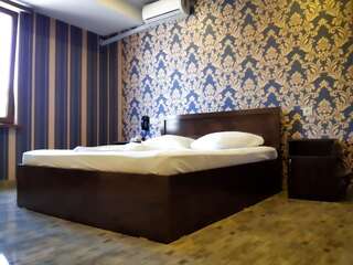 Отель Green Garden Hotel Ереван Двухместный номер с 1 кроватью и собственной ванной комнатой-2